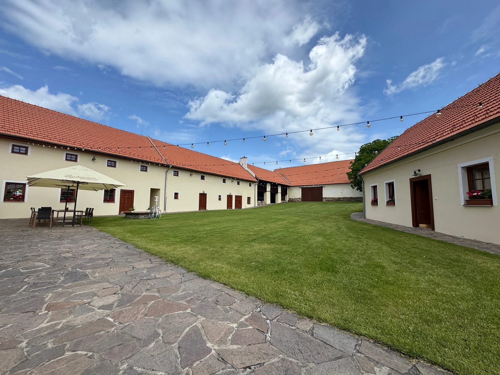 Stodola Plástovice – Celkový pohled na čisté nádvoří usedlosti.