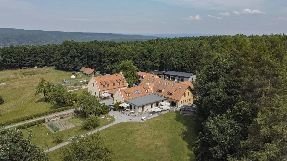 Zámecká fořtovna Pauline Metternich – Letecký celkový pohled na budovy svatebního areálu.