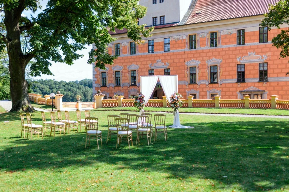 Zámek Bechyně – Obřadní místo na trávníku před zámeckou fasádou.
