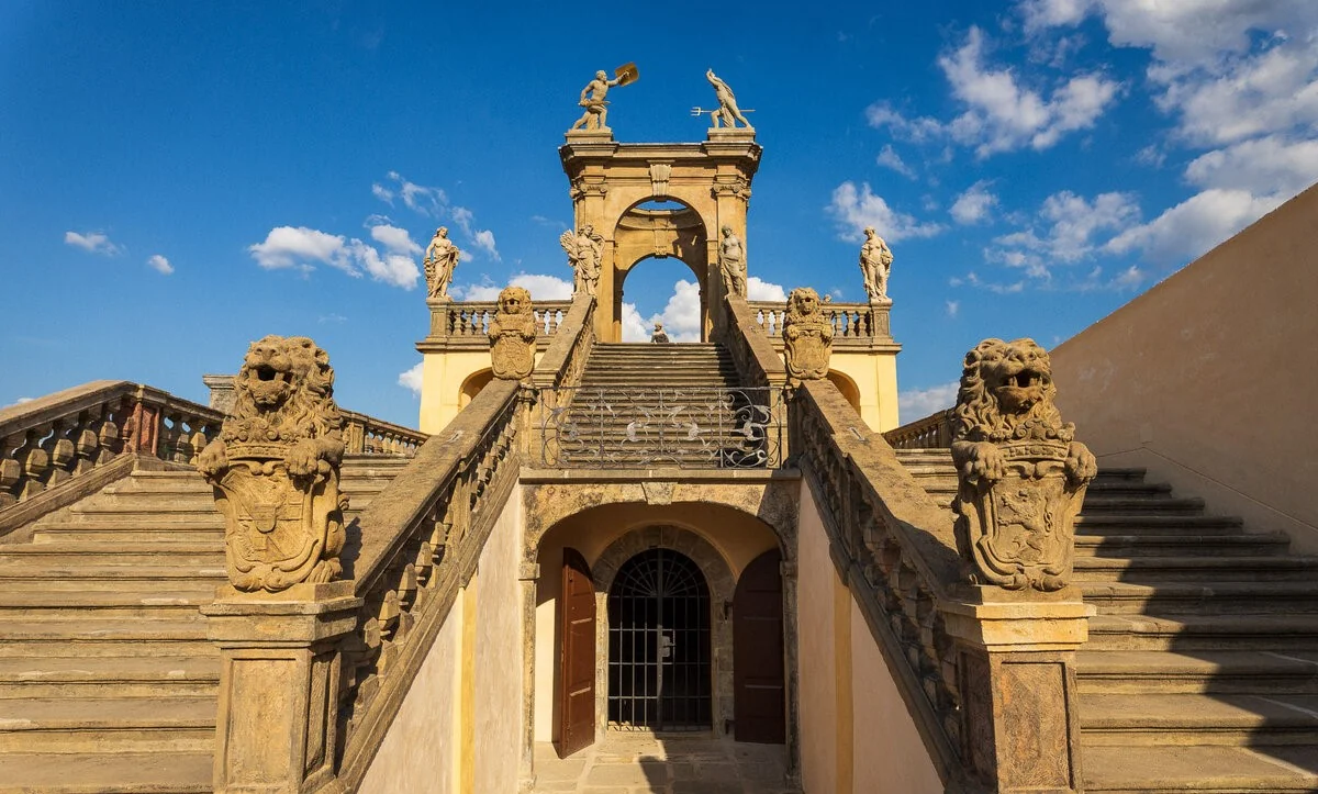 Zámek Děčín – Architektura obřadního prostoru se schodištěm v Růžové zahradě.