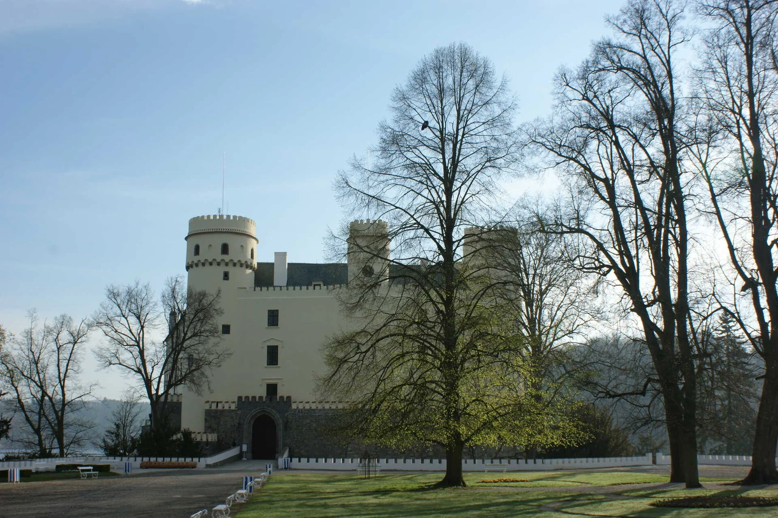 Zámek Orlík – Široký celkový pohled na zámek a park.