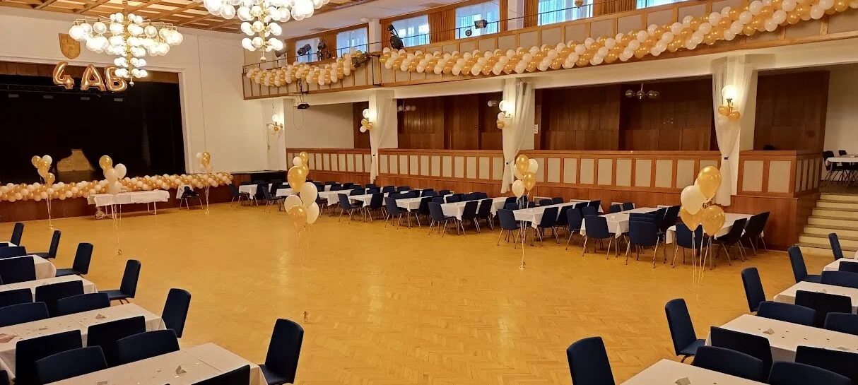Zámek Polná – Velký kulturní sál zámku se slavnostními stoly a volným prostorem.
