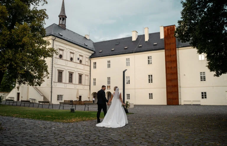 Zámek Svijany – Celkový pohled na zámek Svijany z nádvoří; pár je malý a hlavním obsahem je budova.