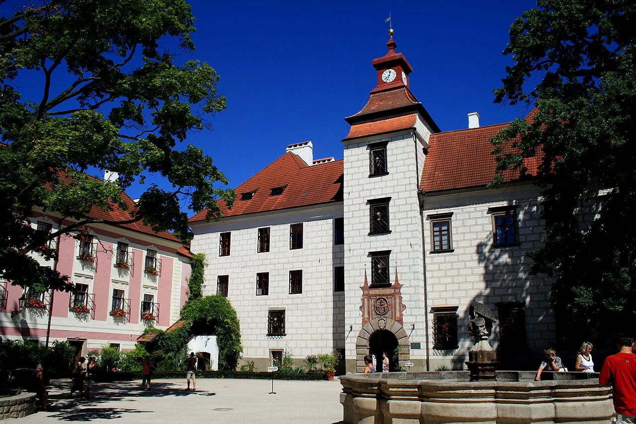 Zámek Třeboň – Široký exteriér velkého nádvoří zámku Třeboň s věží; konkrétní popis souboru potvrzuje nádvoří Třeboň, nikoli sousední památku.
