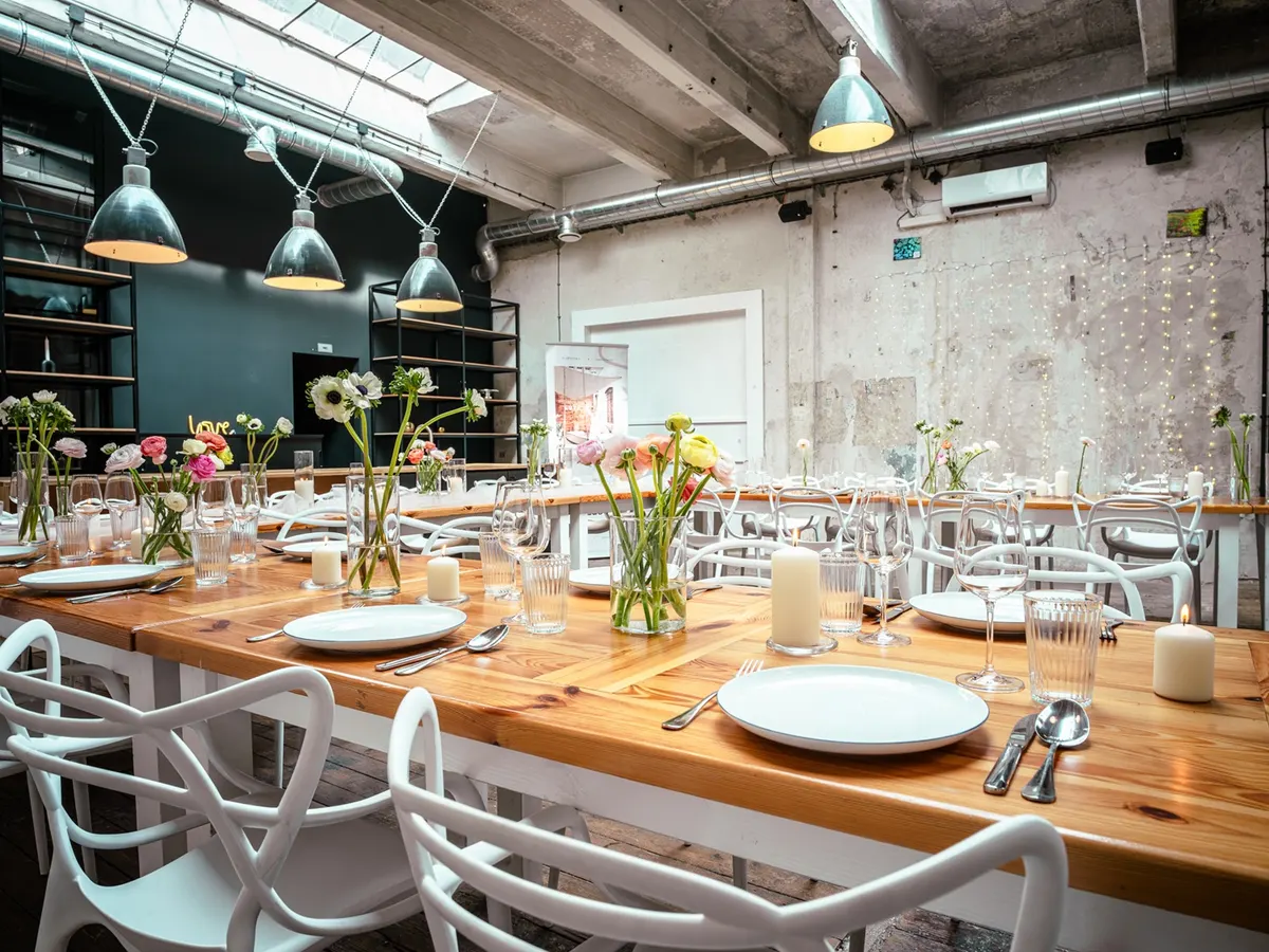 Prostřená tabule – Město – Moře, Praha (2. fotografie)
